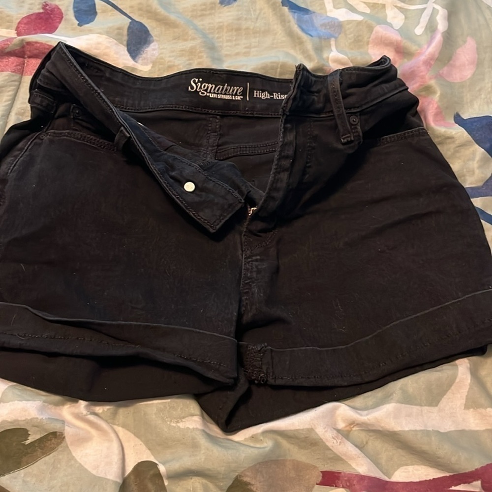 Black stretch Levi’s high waist cuffed shorts